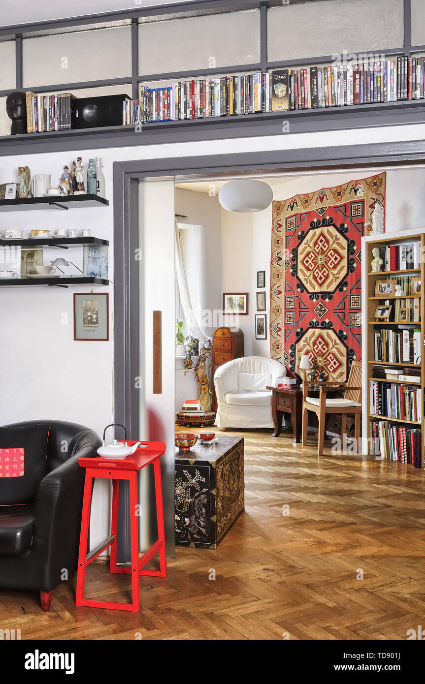 Fauteuil en cuir noir et rouge le plateau métallique table à côté de l'entrée de la pièce de séjour avec porte coulissante en verre uniquement de l'homme britannique et irlandais Banque D'Images