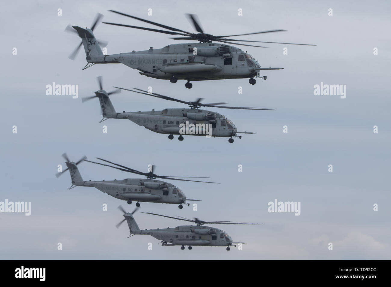 U.S. Marine Corps CH-53E Super Etalons quittent la ligne de vol au cours de l'effort à Marine Corps acier Pike Camp de Terrain en périphérie nord de Davis, Caroline du Nord, le 11 juin 2019. Les avions sont une partie de l'Escadron d'hélicoptères lourds Marine (HMH) 366 et HMH-464, Marine Aircraft Group 29, 2nd Marine Aircraft Wing. (U.S. Marine Corps photo par Lance Cpl. Elias E. Pimentel) Banque D'Images