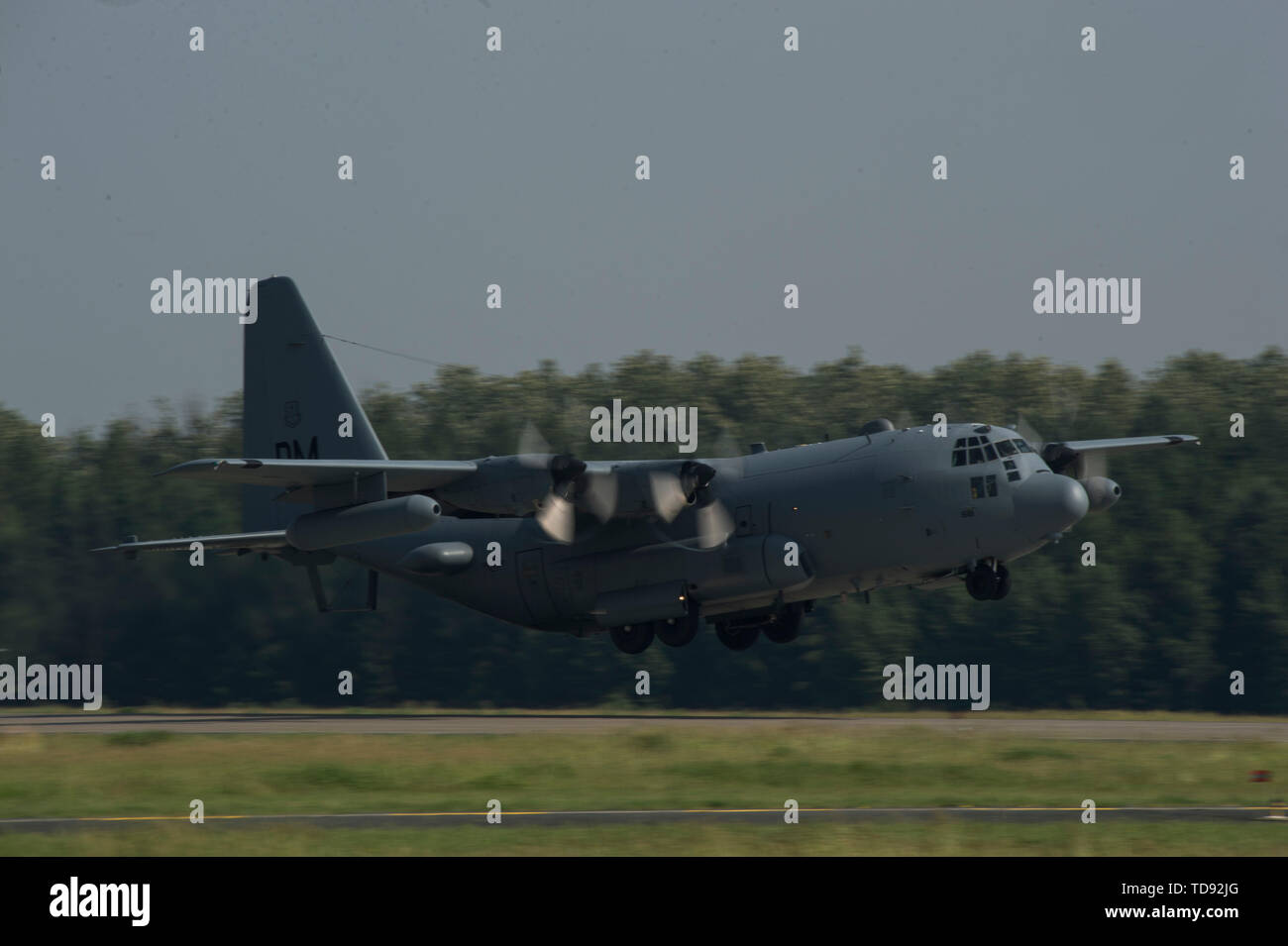 EC-130H Compass Un appel prend son envol au cours de la rotation de l'Aviation à la base aérienne de Krzesiny 19-2, Pologne, le 11 juin, 2019. L'EC-130H a été développé afin de perturber les communications et c'est équipé d'un système d'attaque électronique contre l'alerte précoce et d'acquisition de radars. (U.S. Photo de l'Armée de l'air par le sergent. Jonathan Snyder) Banque D'Images