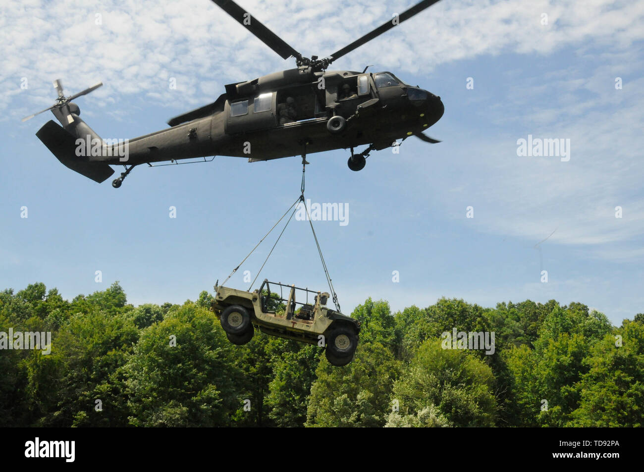 Des soldats américains avec la Compagnie Alpha, 628e Bataillon de soutien à l'Aviation, 28e Brigade d'aviation de combat expéditionnaire charge sous élingue une Humvee à un UH-60 Black Hawk à Fort Indiantown Gap, le 12 juin 2019. Le Humvee est rendu à Schuylkill Comté Joe Zerbey Airport. Banque D'Images