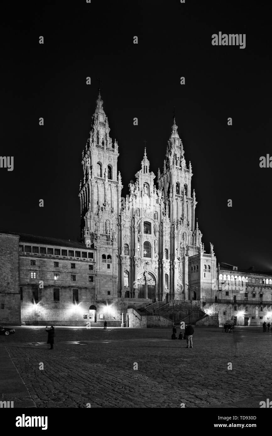 Santiago de Compostela Cathedral la nuit. Cathédrale de Saint Jacques de Compostelle. Place Obradoiro, Galice, Espagne. La photographie noir et blanc Banque D'Images