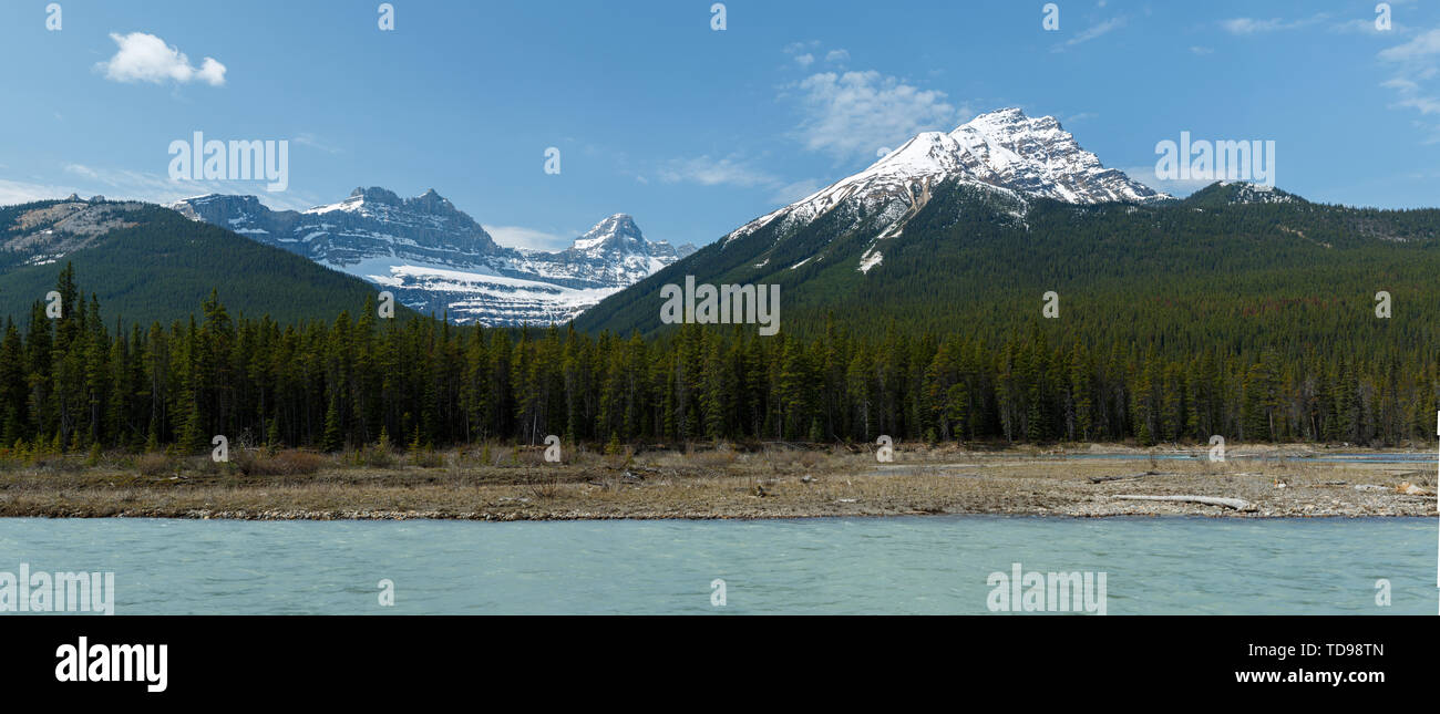 Forêt de la rivière et enneigés des montagnes. panorama haute résolution Banque D'Images