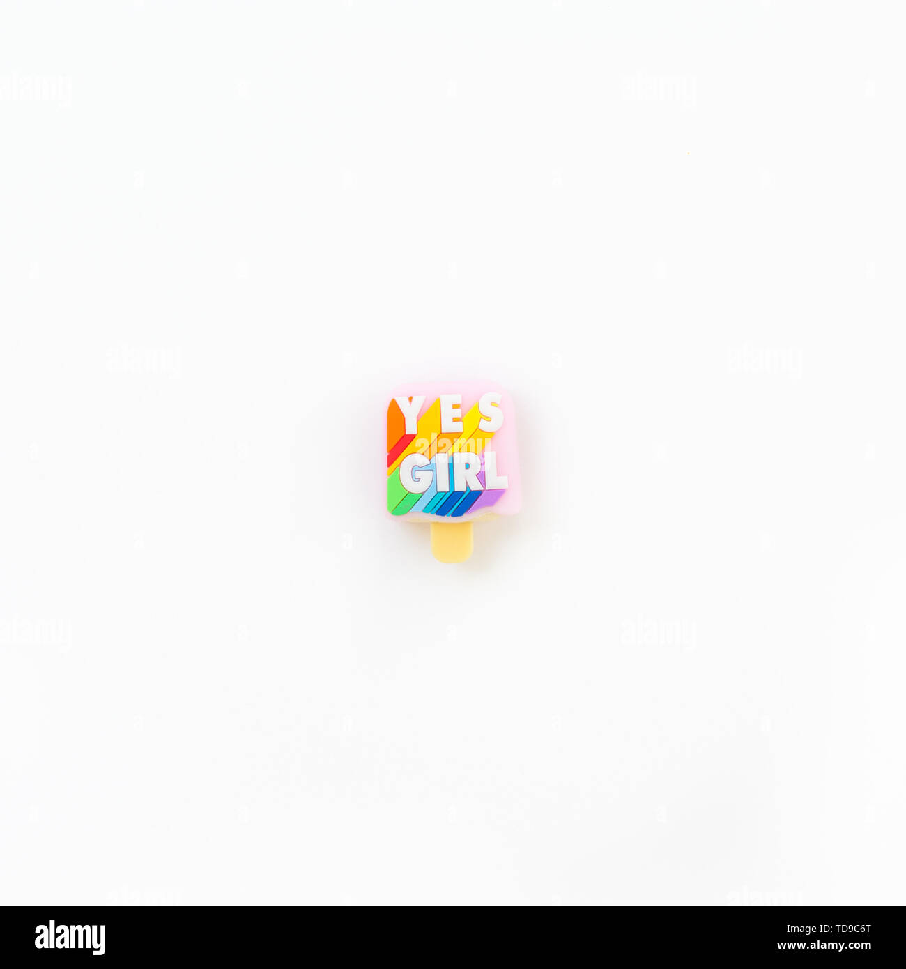 Oui girl text message sur motif arc-en-ciel petit glace dans Creative haut conceptuel voir télévision jeter square composition avec copie espace isolated on white Banque D'Images