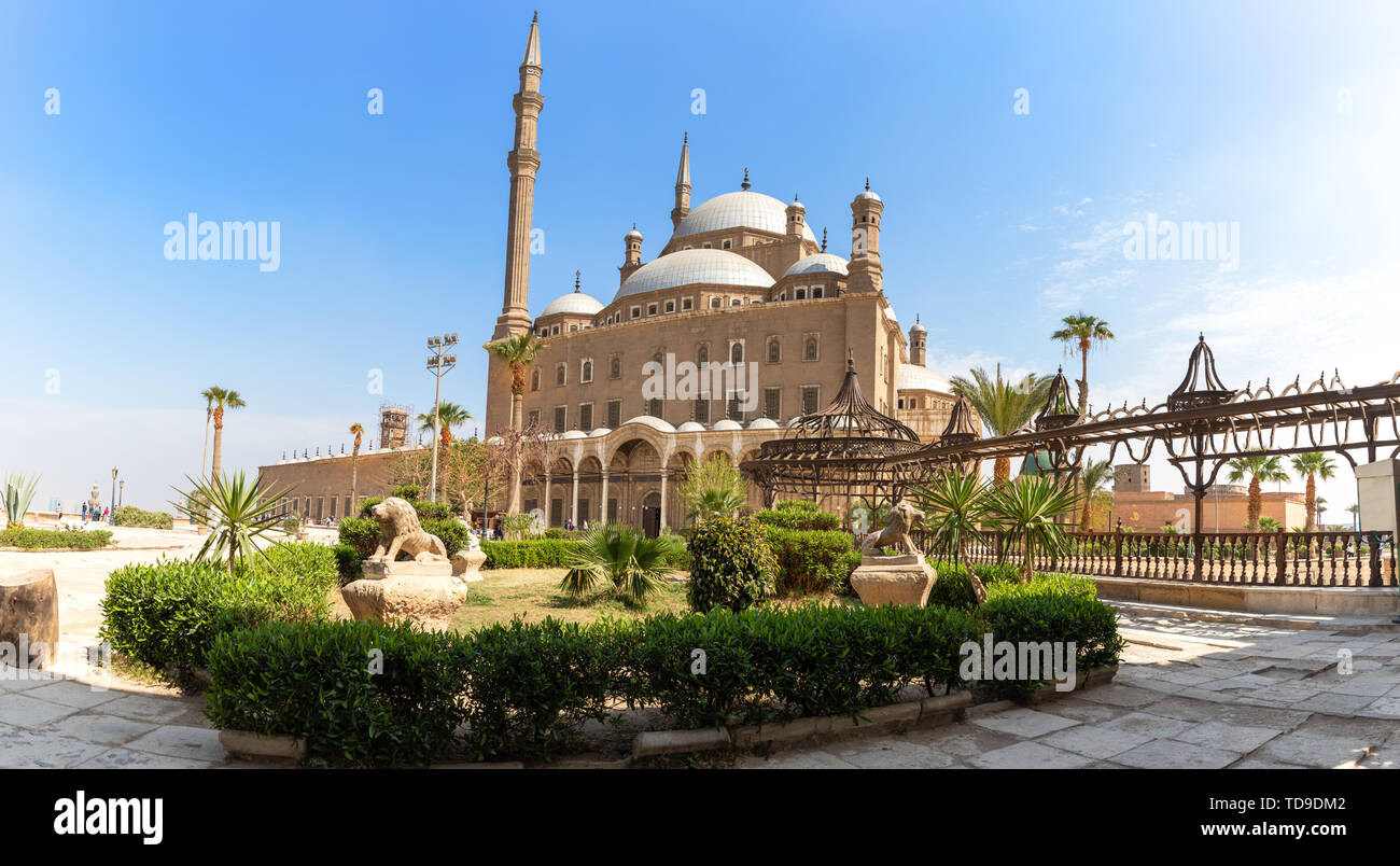 Mosquée d'albâtre au Caire, belle vue sur la cour Banque D'Images