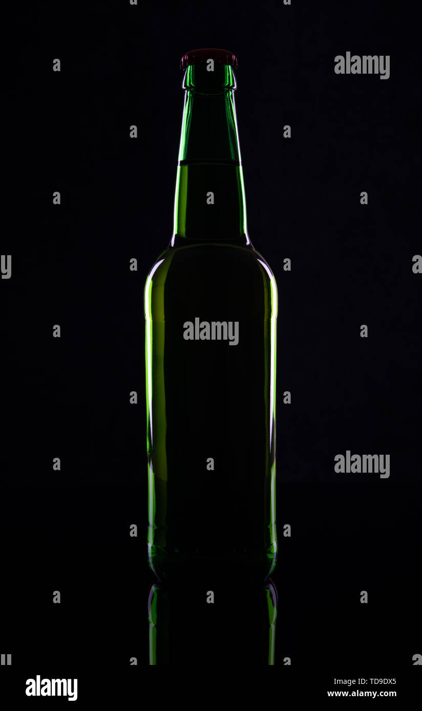 La bière verte bouteille, isolé sur fond noir Banque D'Images