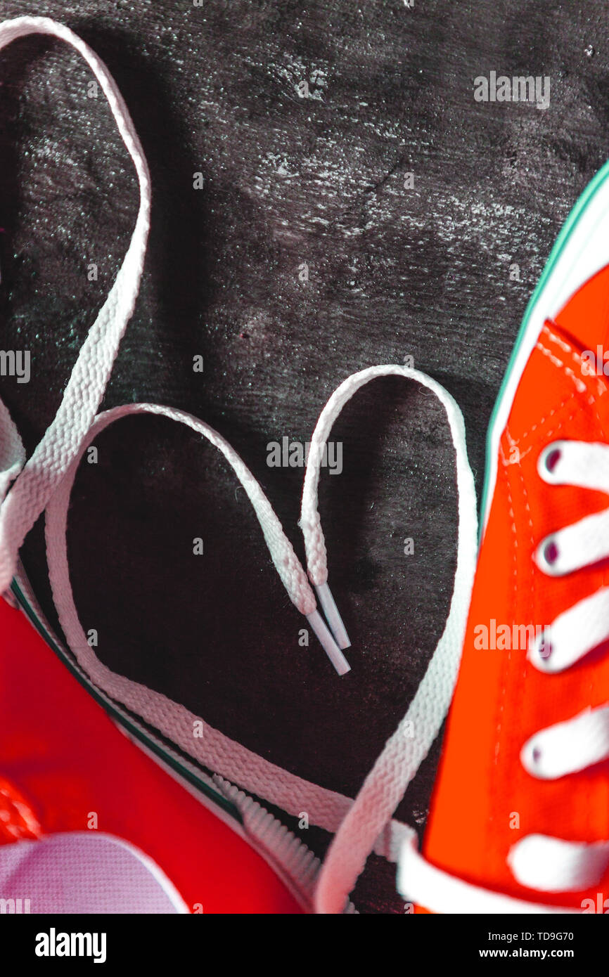Forme de coeur rouge à partir de lacets et de baskets bleues sur fond blanc  en bois, concept de forme physique saine Photo Stock - Alamy