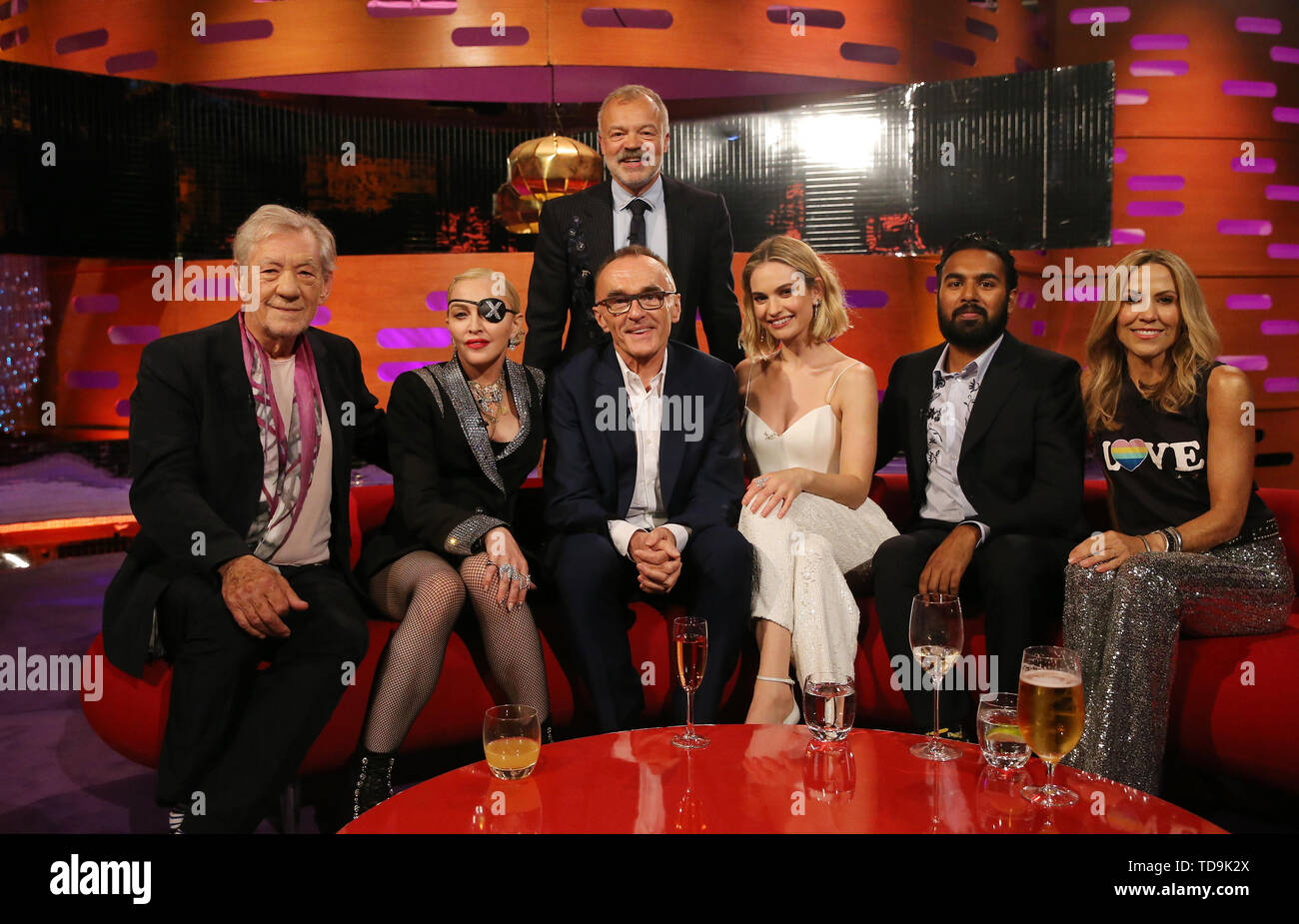 Graham Norton avec l'hôte (assis, de gauche à droite) Sir Ian McKellen, Madonna, Danny Boyle, James, Lily, Himesh Patel et Sheryl Crow pendant le tournage pour le Graham Norton Show à BBC Television Centre 6 Studioworks, Wood Lane, Londres, pour être diffusé sur BBC One le vendredi soir. Banque D'Images