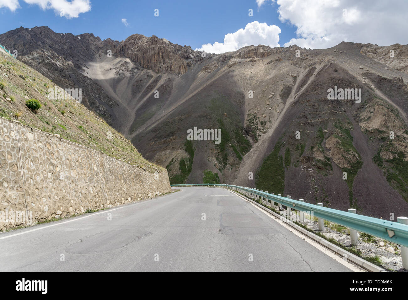 Le Xinjiang d'été l'autoroute voiture contexte Gobi Banque D'Images