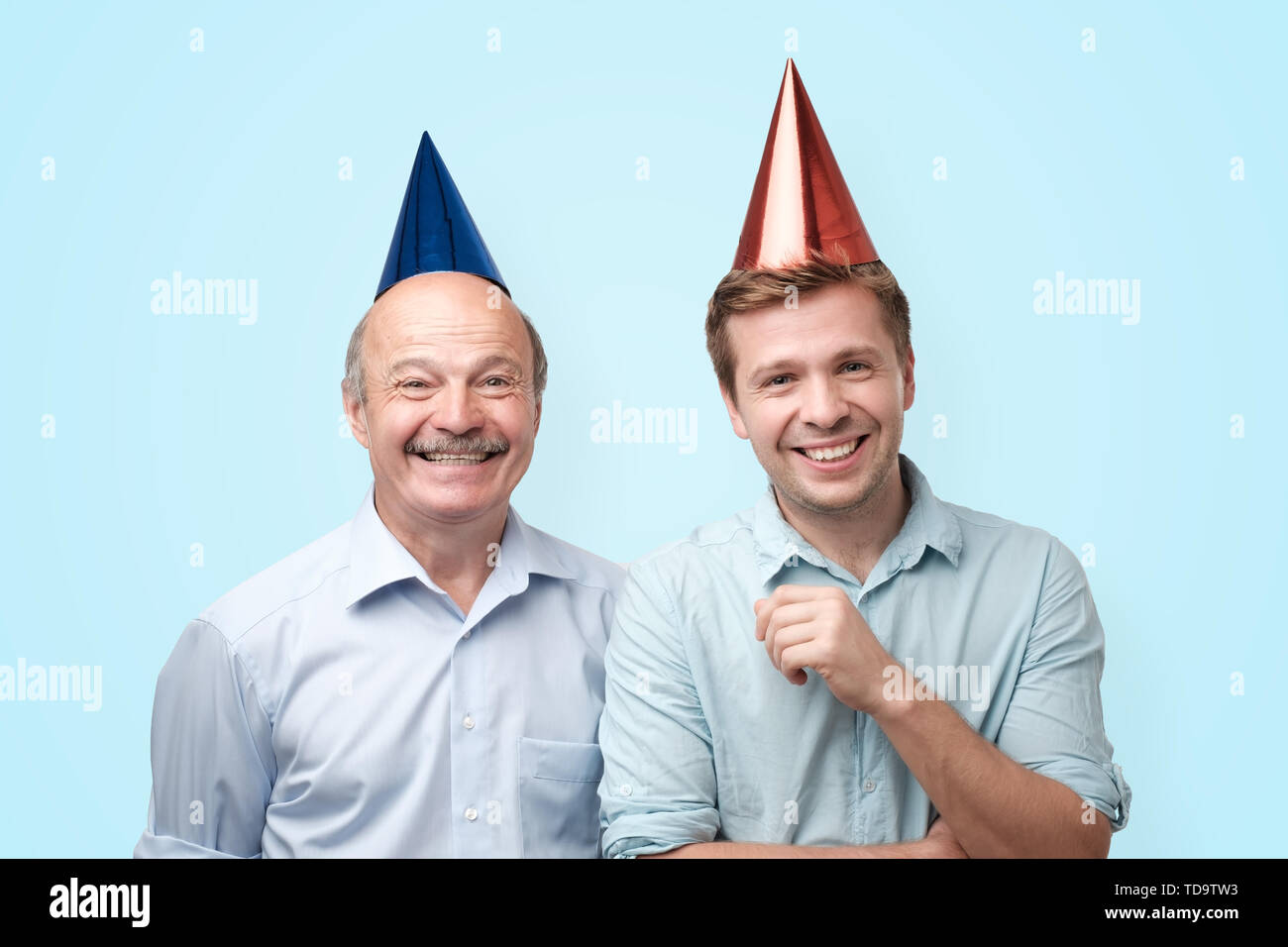 Joyeux anniversaire père et fils ayant regarder joyeux, souriant joyeusement Banque D'Images