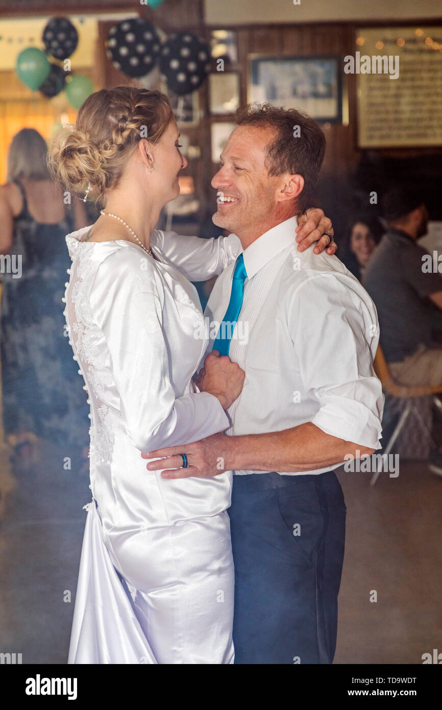 Bride & groom dancing en fumée artificielle à leur réception de mariage ; Église du Congrès ; Buena Vista, Colorado, USA Banque D'Images