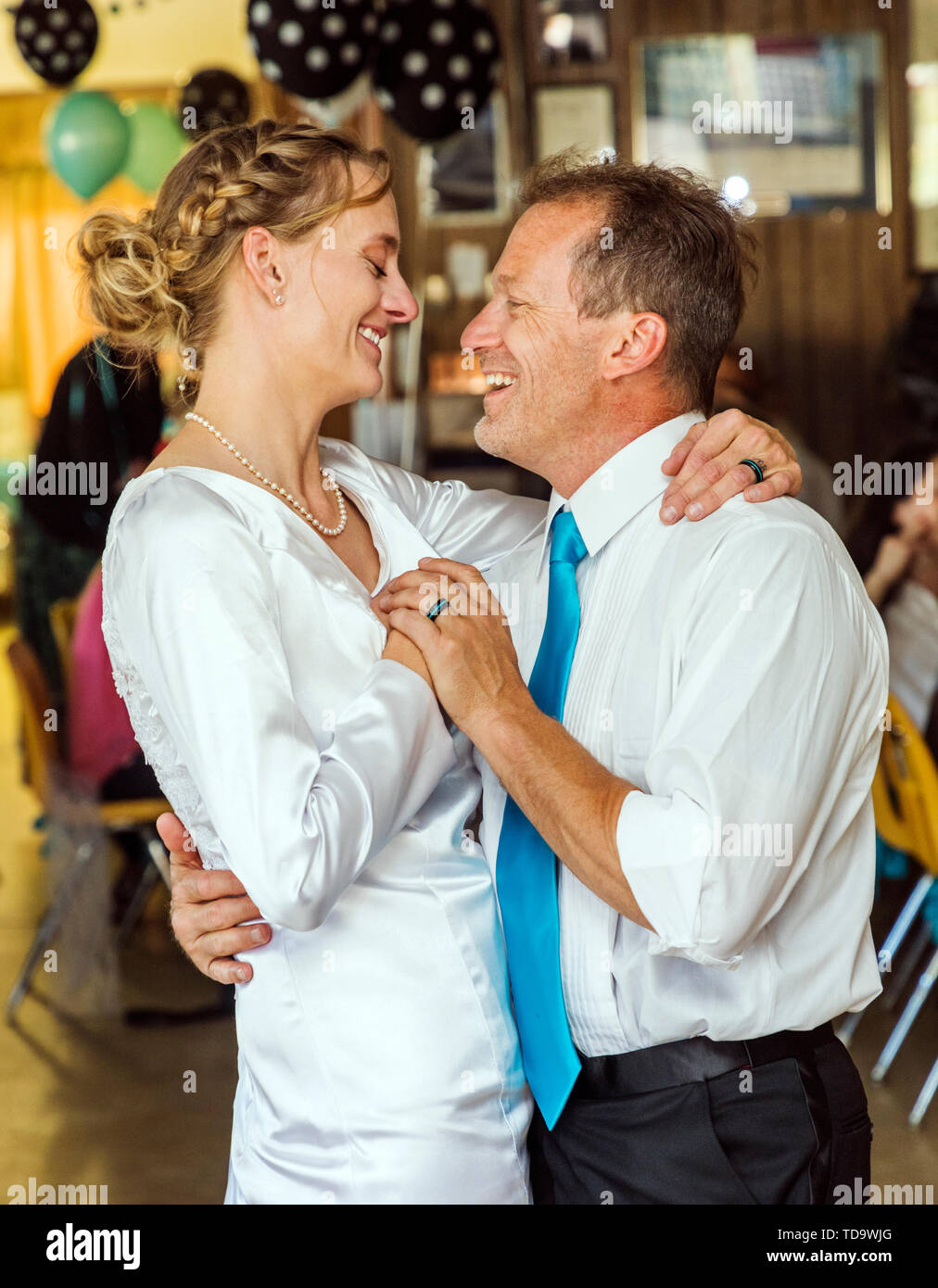 Bride & groom dancing à leur réception de mariage ; Église du Congrès ; Buena Vista, Colorado, USA Banque D'Images