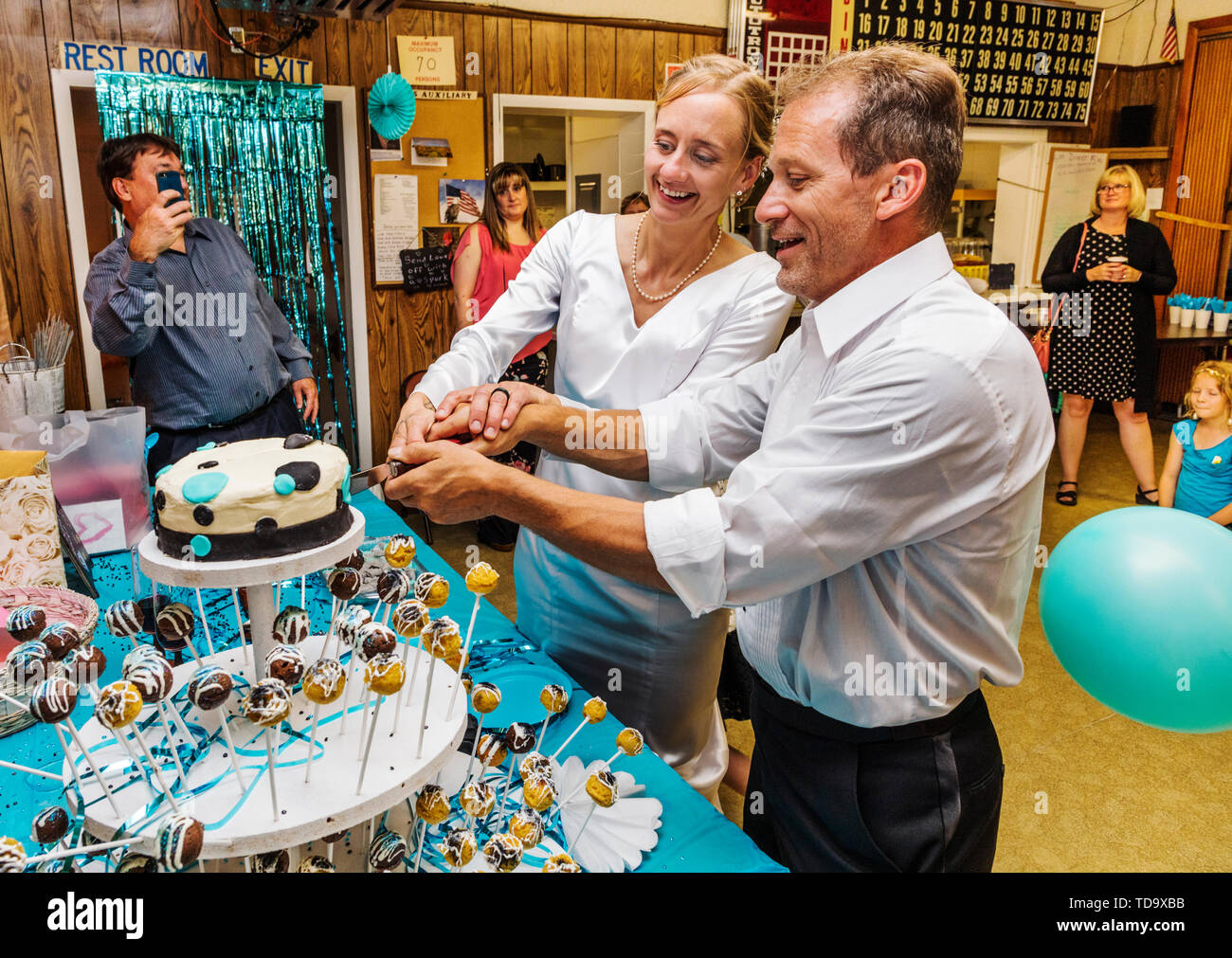 Bride & groom couper le gâteau à réception de mariage ; Église du Congrès ; Buena Vista, Colorado, USA Banque D'Images
