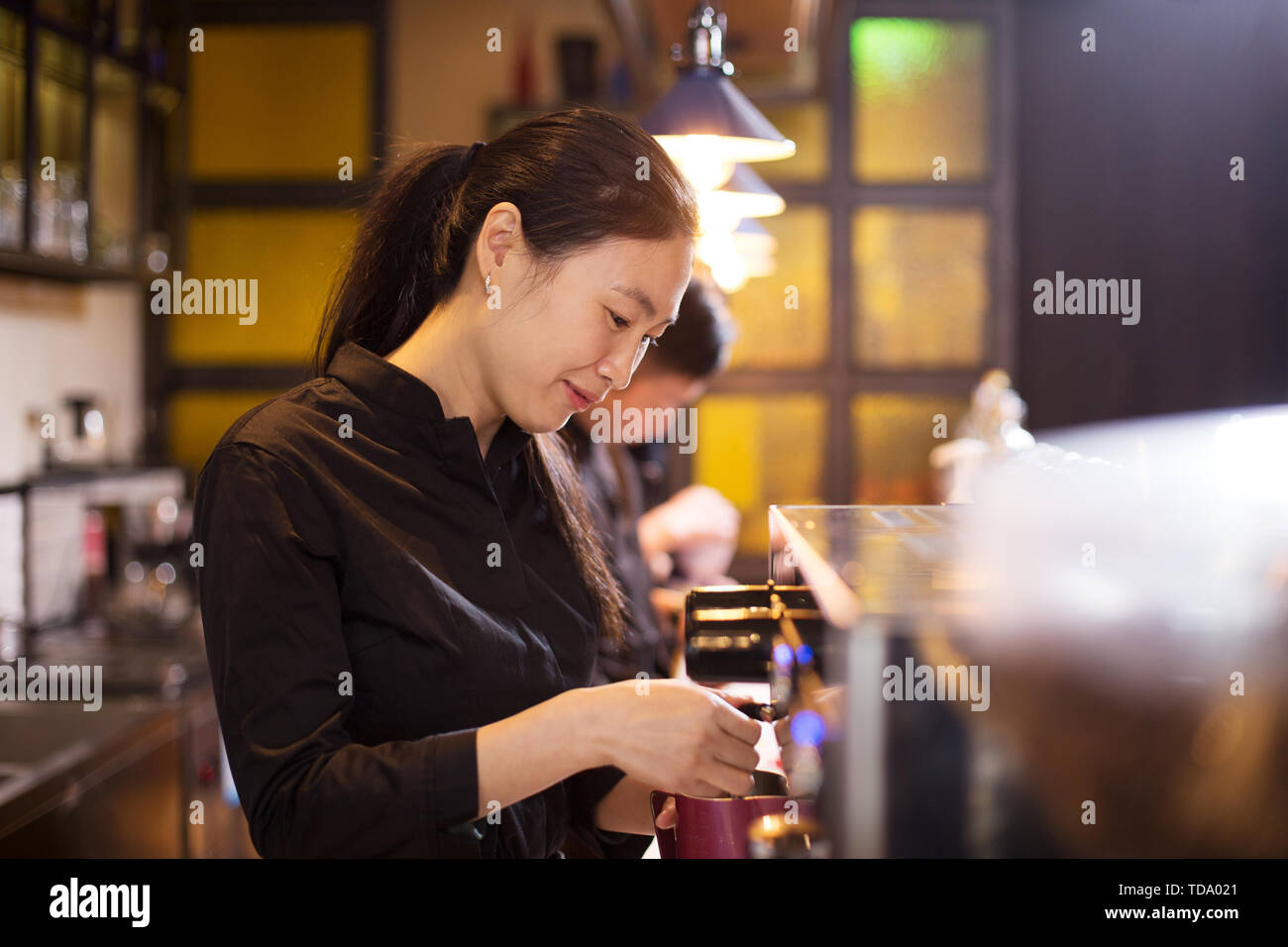 Dans waitress cafe moderne Banque D'Images