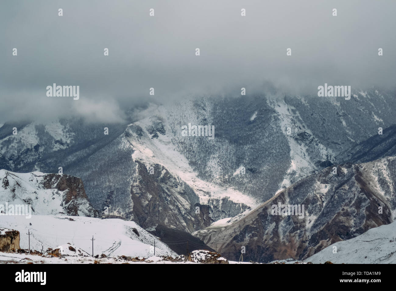 Paysage de hautes montagnes couvertes de neige Banque D'Images