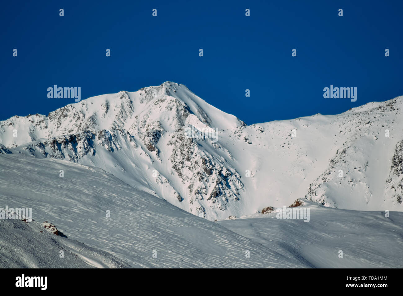 Paysage de hautes montagnes couvertes de neige Banque D'Images