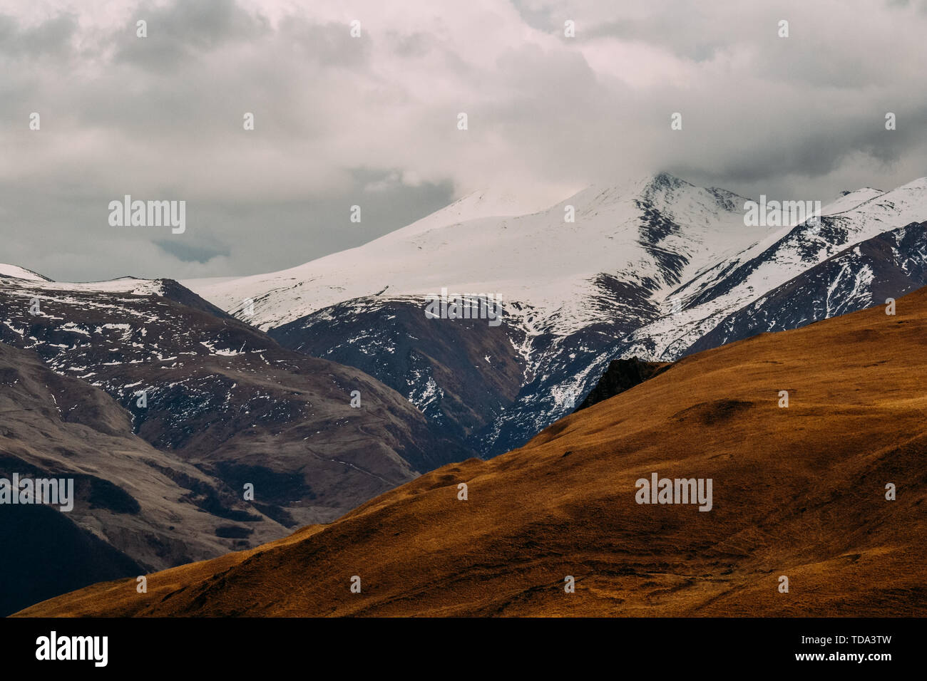 Le paysage de hautes montagnes dans la journée Banque D'Images