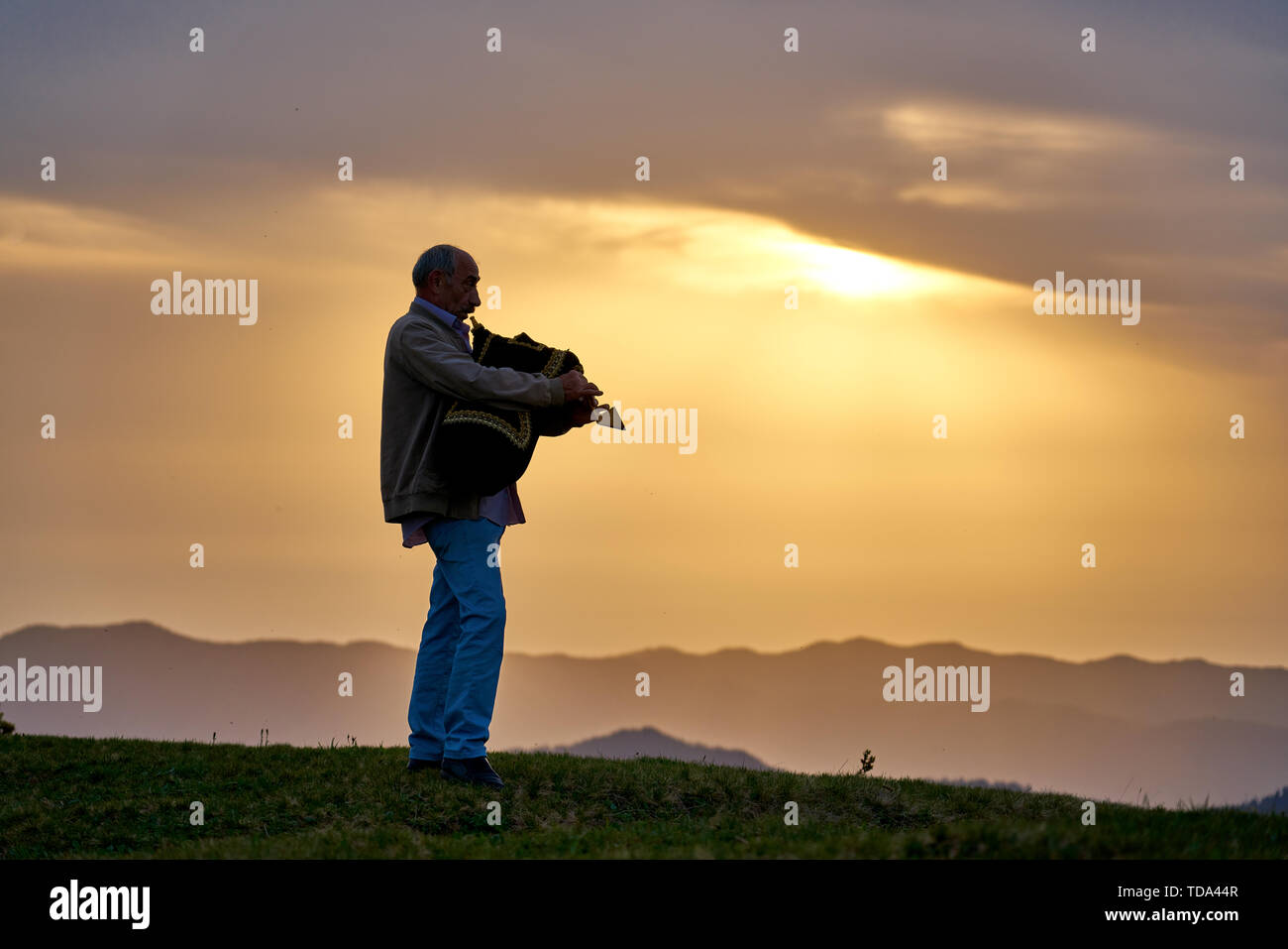 Homme jouant locales (traditionnel turc - Karadeniz - Laz) instrument de musique cornemuse Tulum au coucher du soleil, au Plateau Pokut, Rize, Turquie Banque D'Images