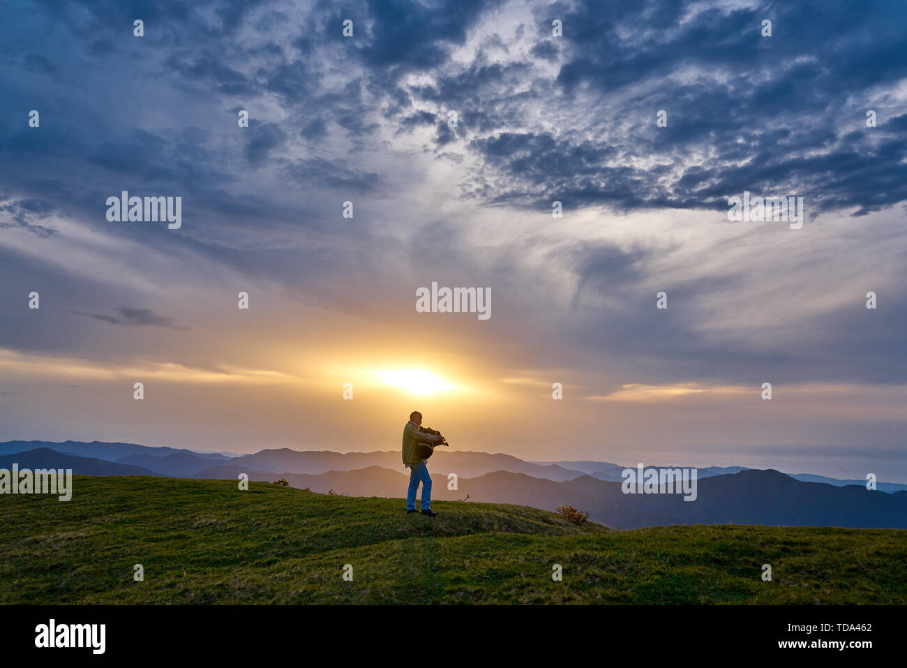 Homme jouant locales (traditionnel turc - Karadeniz - Laz) instrument de musique cornemuse Tulum au coucher du soleil, au Plateau Pokut, Rize, Turquie Banque D'Images