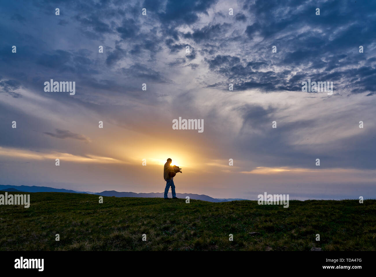 Homme jouant locales (traditionnel turc - Karadeniz - Laz) instrument de musique cornemuse Tulum au coucher du soleil, au Plateau Pokut, Rize, Turquie Banque D'Images