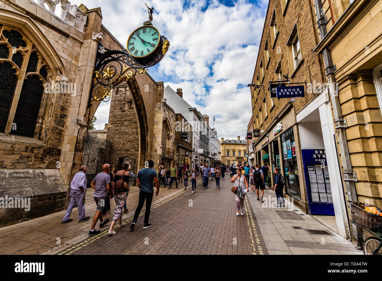 Coney Street avec une partie de St Martin le Grand l'église, et l'horloge datant de 1856 avec un chiffre d'or appelé 'Petit Admiral' sur elle. York, Royaume-Uni. Banque D'Images