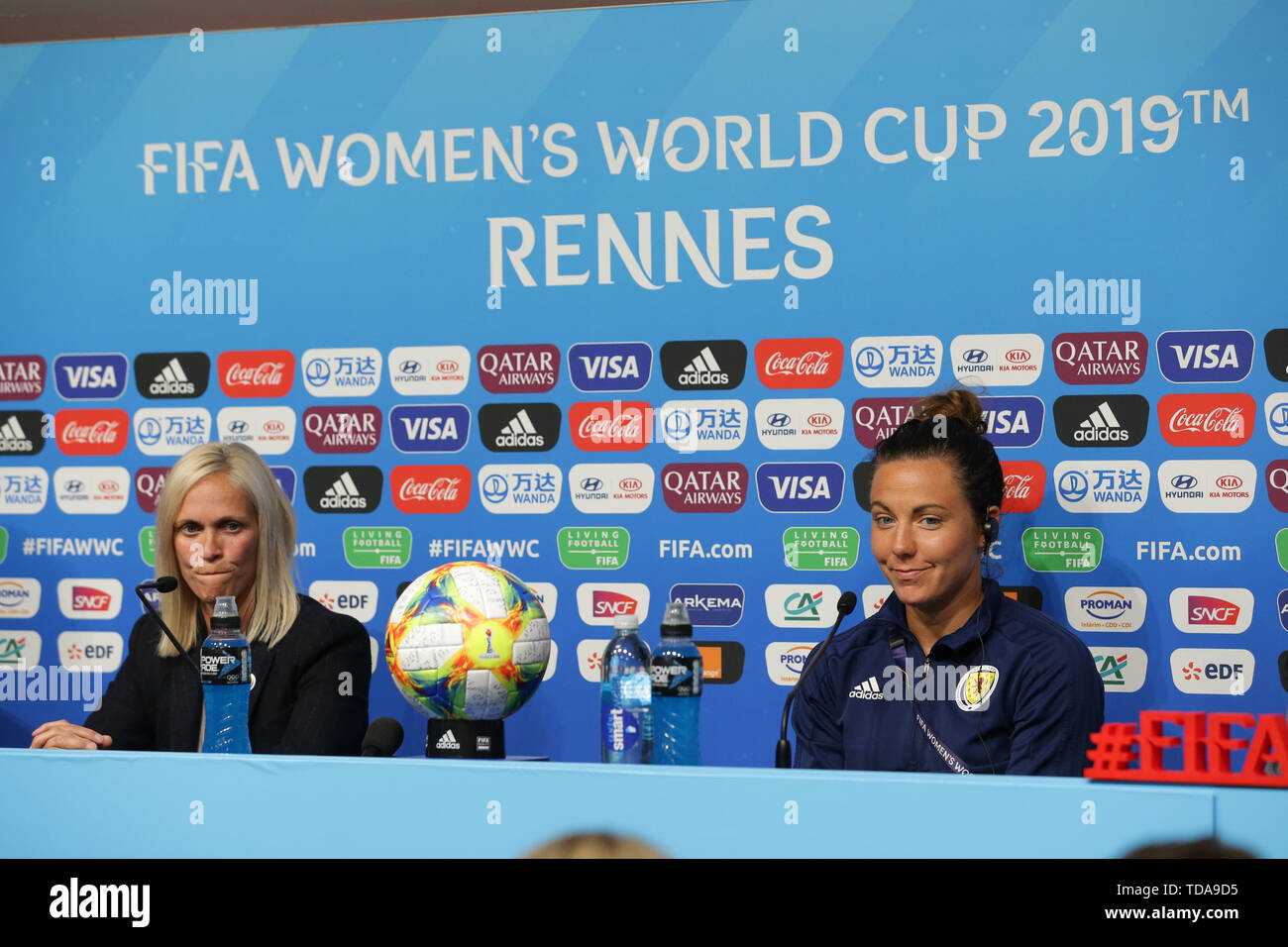 Rennes, France. 13 Juin, 2019. (L-R) Shelley Kerr, Rachel Corsie (SCO) Football Football : l'entraîneur-chef Shelley Kerr et Rachel Corsie d'Écosse parle au cours d'une conférence de presse avant la Coupe du Monde féminine de la fifa France 2019 GROUPE D match entre le Japon et l'Ecosse à Roazhon Park à Rennes, France . Credit : AFLO/Alamy Live News Banque D'Images