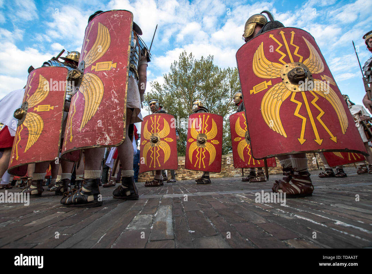 Lugo, Espagne. 13 Juin, 2019. Des hommes habillés comme des centurions Romains au cours de l'exécution dans l'arde Lucus festival. Arde Lucus, célébré dans la ville depuis 2001 à la fin du mois de juin, est un festival de la Galice d'intérêt touristique. Il Gallaecian-Roman renoue avec le passé de la ville et il a été créé pour commémorer la fondation de la société. Credit : SOPA/Alamy Images Limited Live News Banque D'Images