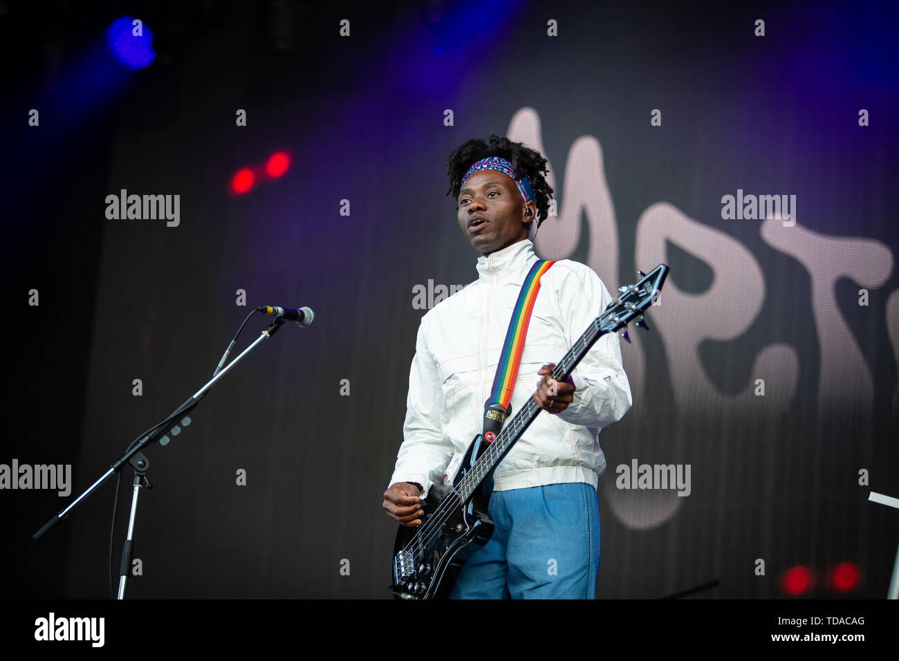 Oslo, Norvège. 13 Juin, 2019. Norvège, Oslo - le 13 juin 2019. Le groupe de musique électronique anglais Metronomy effectue un concert live au cours de la fête de la musique norvégienne Piknik i Parken 2019 à Oslo. Musicien ici et le bassiste Olugbenga Adelekan est vu sur scène. (Photo crédit : Gonzales Photo/Alamy Live News Banque D'Images