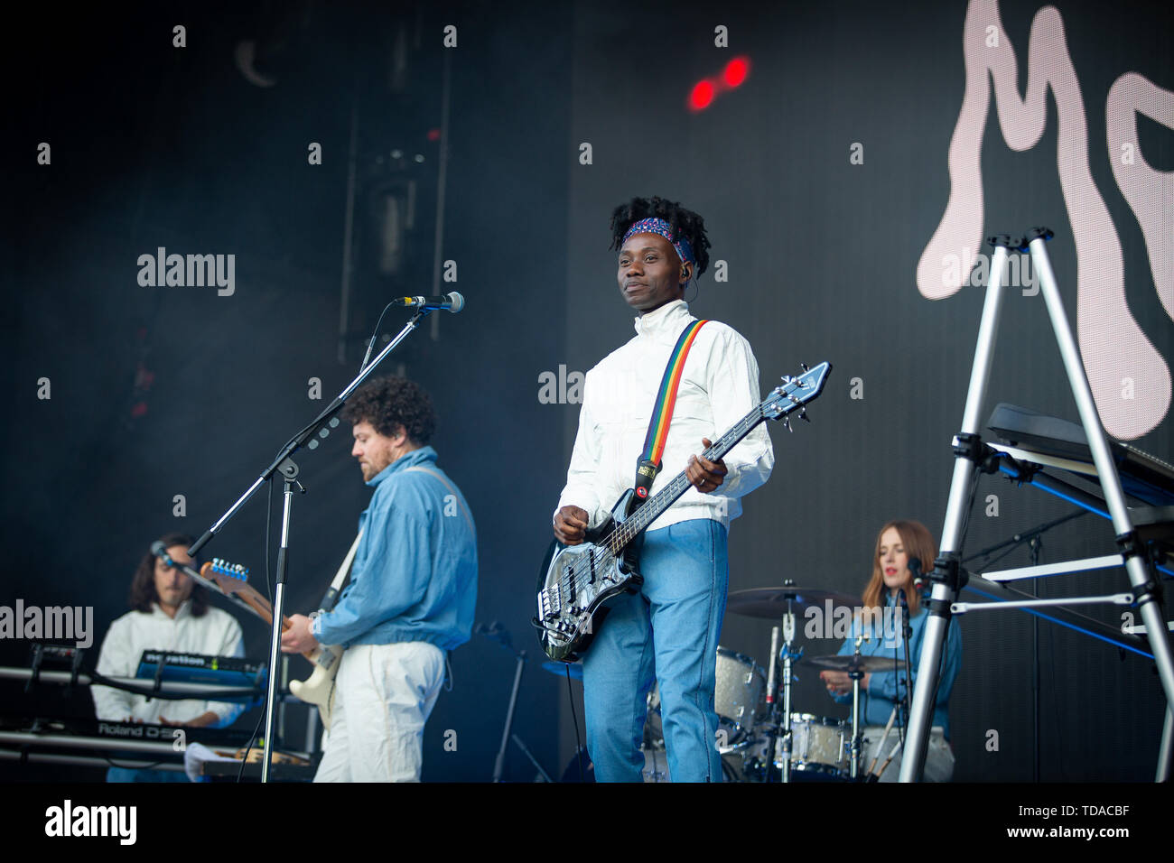 Oslo, Norvège. 13 Juin, 2019. Norvège, Oslo - le 13 juin 2019. Le groupe de musique électronique anglais Metronomy effectue un concert live au cours de la fête de la musique norvégienne Piknik i Parken 2019 à Oslo. Musicien ici et le bassiste Olugbenga Adelekan est vu sur scène. (Photo crédit : Gonzales Photo/Alamy Live News Banque D'Images