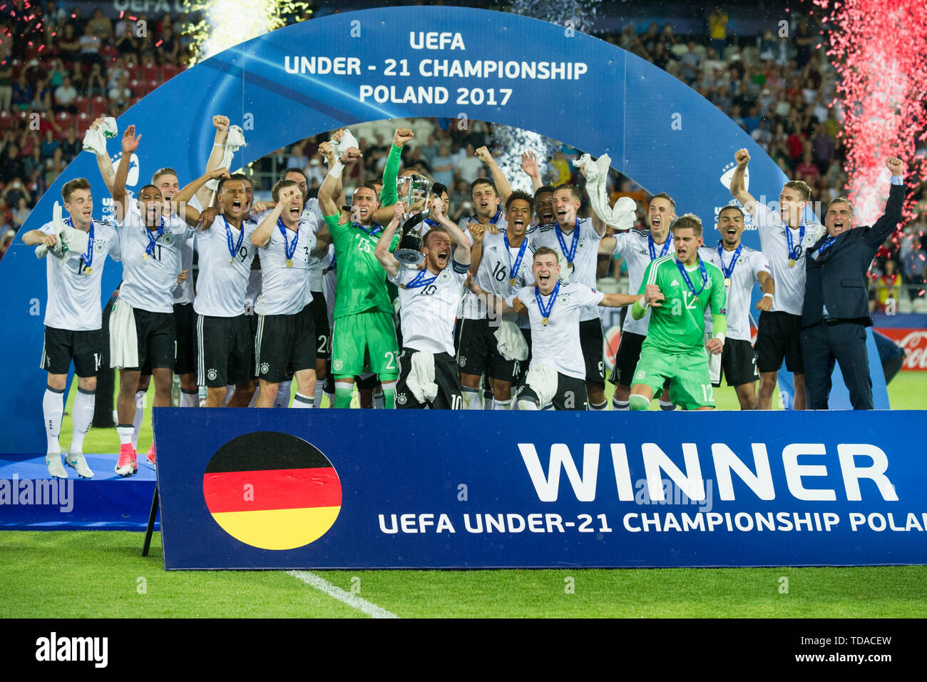 Cracovie, Pologne. 30 Juin, 2017. Le capitaine de l'équipe, Maximilian ARNOLD (mi., USA) et son withspieler cheer avec cuvette, jubilation, ils applaudissent, ils applaudissent, joie, Cheers, célébrer, jubilation, cérémonie de remise du prix final, gagnant, Soccer U21 European Championship final, l'Allemagne (GER) - Espagne (ESP) 1 : 0, le 30.06.2017 à Cracovie/Pologne. Football U21 Championnat d'Europe à partir de 16,06. - 30.06.2017 en Pologne, å l'utilisation dans le monde entier | Credit : dpa/Alamy Live News Banque D'Images