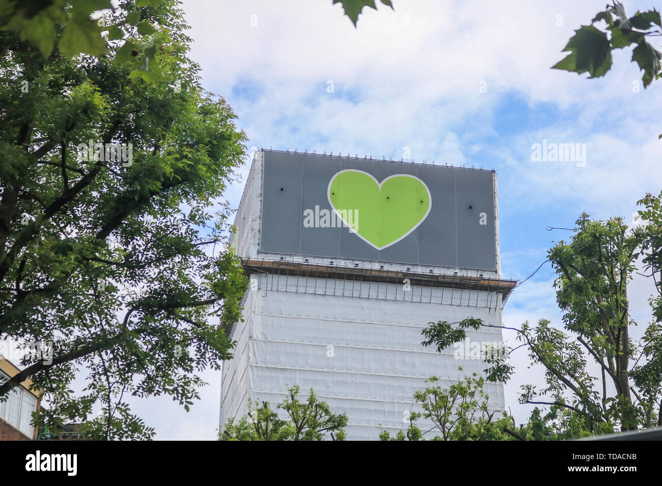 Londres, Royaume-Uni. 13 Juin, 2019. Tour de Grenfell recouvert de bâche blanche sur le deuxième anniversaire de l'incendie dévastateur inferno qui dans la tour résidentielle dans l'ouest de Londres le 14 juin 2019 Crédit : amer ghazzal/Alamy Live News Banque D'Images