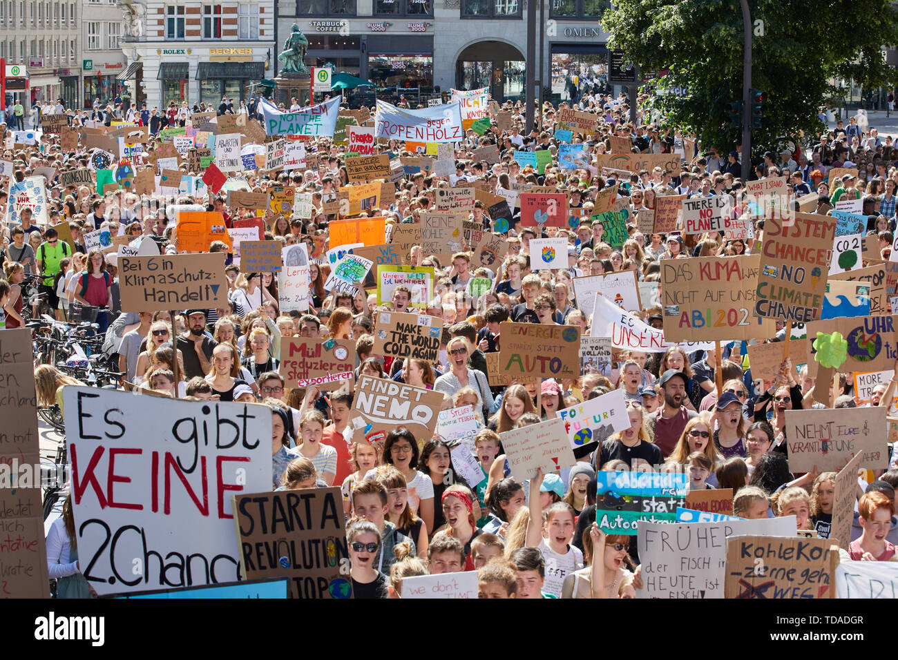 Hambourg, Allemagne. 14 Juin, 2019. Les participants de la manifestation climatique vendredi pour les tenir jusqu'à la station de métro Gänsemarkt banderoles avec l'inscription : 'à 6 en appellation « Klimaschutz » : Handelt !' ou 'le monde de Nemo'. La campagne est en cours depuis six mois dans la ville hanséatique. Credit : Georg Wendt/dpa/Alamy Live News Banque D'Images