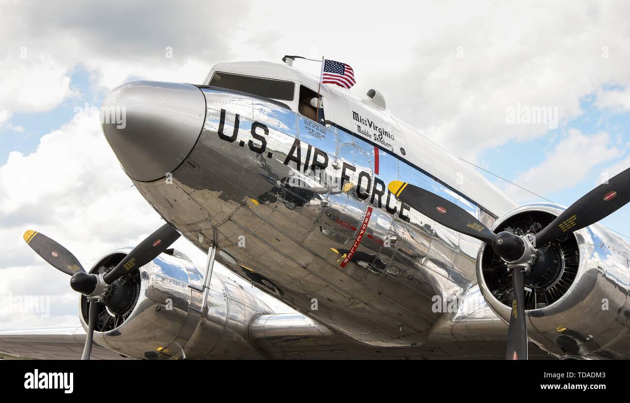 13.06.2019, deux jours avant le jour de la Bundeswehr était sur la base aérienne de Schleswig le Tactical Air Force Squadron 51 Immelmann, anciennement Naval Air Squadron 1 (1) Fabrication et Aufklarungsgeschwader 51 en Jagel, Schleswig-Holstein a tenu une spotterday au Planespotter, les représentants de la presse et des parties intéressées des avions de transport, hélicoptères et avions de chasse de près pourrait photographier. À l'occasion du 70e anniversaire de la fin de le Pont Aérien de Berlin, huit Douglas DC-3 'Rosienbombers' visité Jagel aéroport aujourd'hui. Au moment de la Berliner Luftbrucke, Jagel aéroport était un important la Banque D'Images