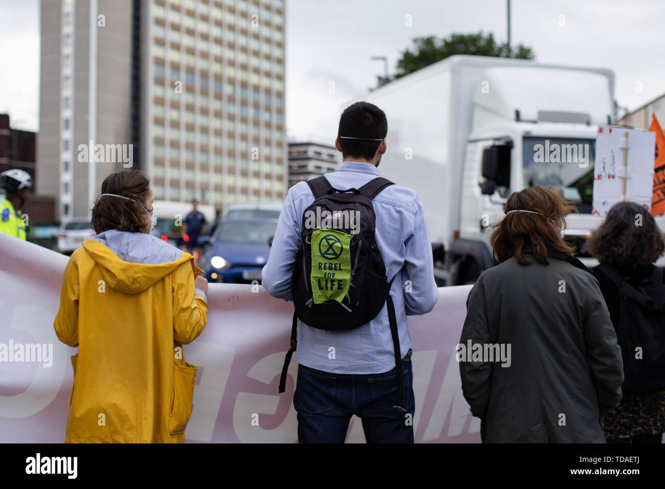 Londres, Royaume-Uni. 14 Juin, 2018. Des manifestants bloquent la rébellion Extinction South Circular Road au cours d'une manifestation contre la pollution de l'air à Londres.Extinction rébellion manifestants ont bloqué les routes principales hors Londres dans l'heure de protestation contre des niveaux dangereux de pollution de l'air dans la ville. Credit : Ryan Ashcroft/SOPA Images/ZUMA/Alamy Fil Live News Banque D'Images