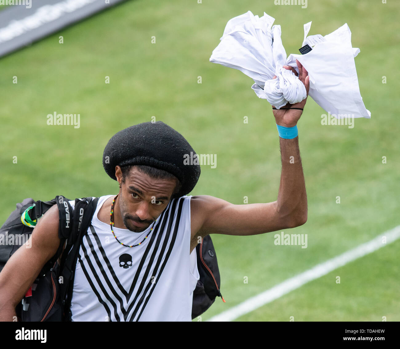 Stuttgart, Allemagne. 14 Juin, 2019. Tennis : ATP-Tour - Stuttgart, des célibataires, des hommes, des quarts de finale : Brown (Allemagne) - Auger-Aliassime (Canada). Dustin Brown quitte le terrain après le match. Credit : Silas Stein/dpa/Alamy Live News Banque D'Images