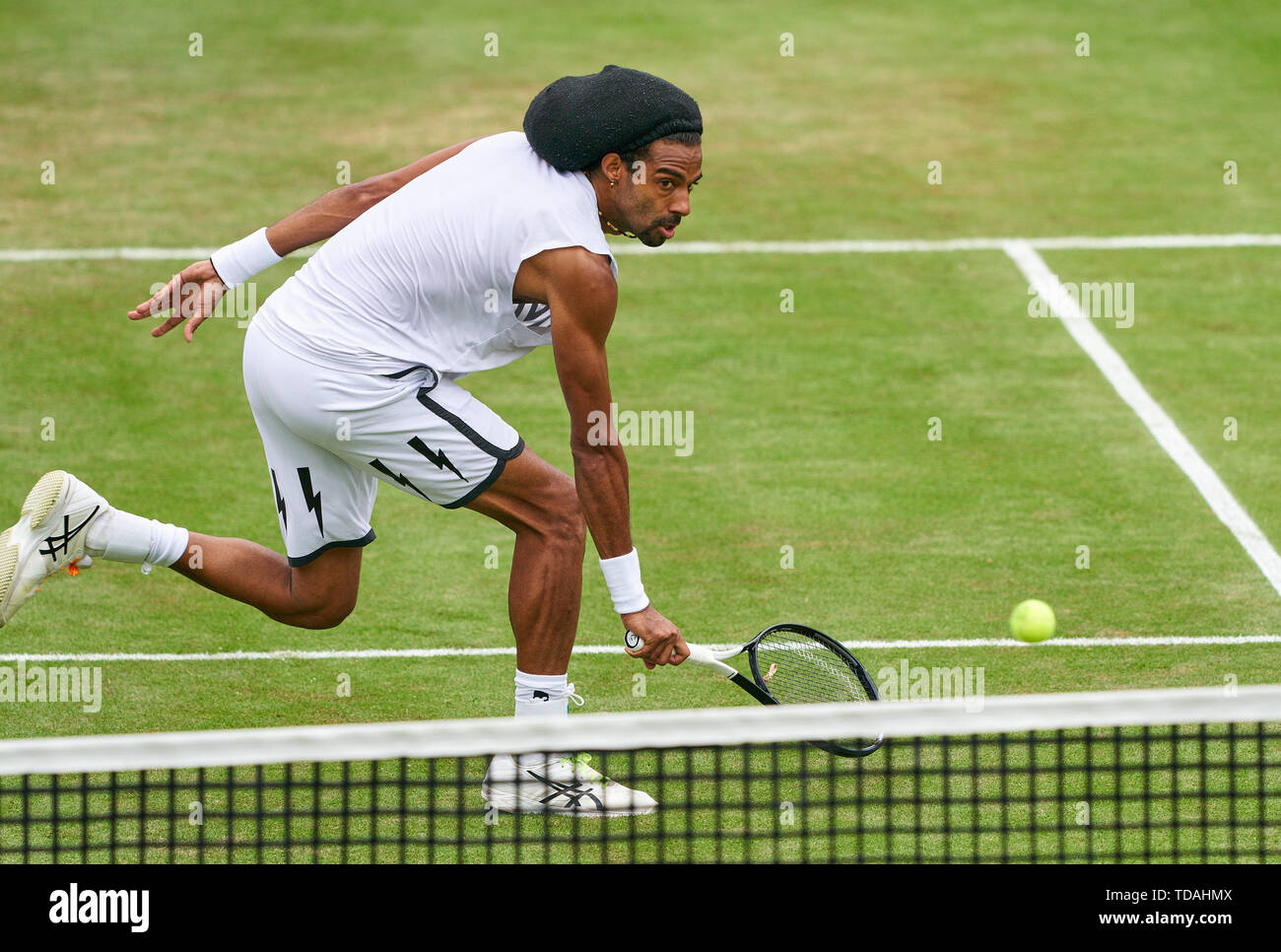 Stuttgart, Allemagne. 14 Juin, 2019. Dustin BROWN (GER) en action dans son match contre Felix AUGER-ALIASSIME (FRA) à l'ATP Tennis Mercedes Cup sur l'herbe à Stuttgart, le 14 juin 2019. Felix AUGER-ALIASSIME (FRA) a gagné 7-6, 6-7, 7-6 Crédit : Peter Schatz/Alamy Live News Banque D'Images