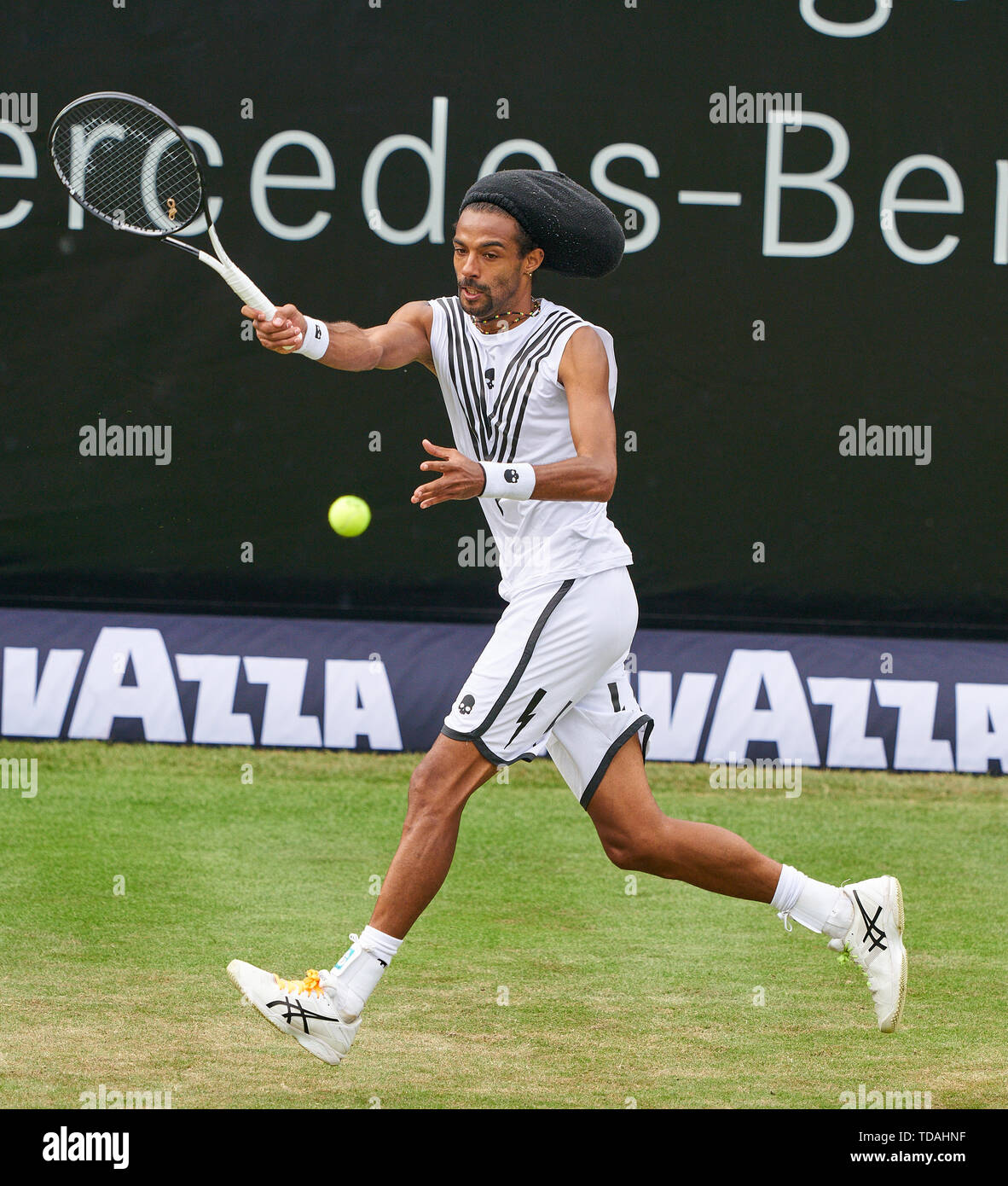 Stuttgart, Allemagne. 14 Juin, 2019. Dustin BROWN (GER) en action dans son match contre Felix AUGER-ALIASSIME (FRA) à l'ATP Tennis Mercedes Cup sur l'herbe à Stuttgart, le 14 juin 2019. Felix AUGER-ALIASSIME (FRA) a gagné 7-6, 6-7, 7-6 Crédit : Peter Schatz/Alamy Live News Banque D'Images