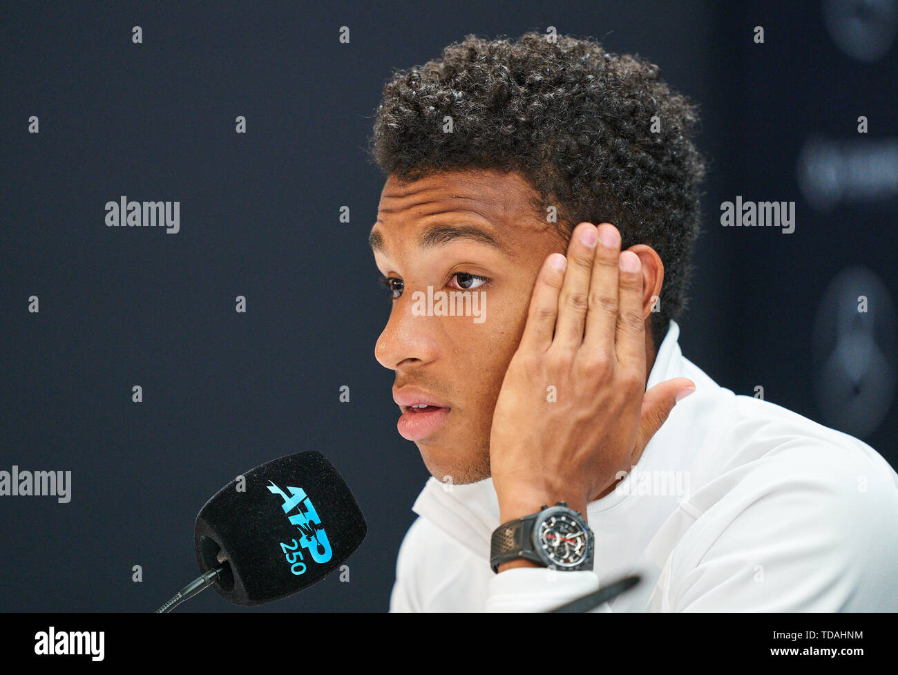 Stuttgart, Allemagne. 14 Juin, 2019. Felix AUGER-ALIASSIME (FRA) dans la conférence de presse après son match contre Dustin BROWN (GER) à l'ATP Tennis Mercedes Cup sur l'herbe à Stuttgart, le 14 juin 2019. Felix AUGER-ALIASSIME (FRA) a gagné 7-6, 6-7, 7-6 Crédit : Peter Schatz/Alamy Live News Banque D'Images