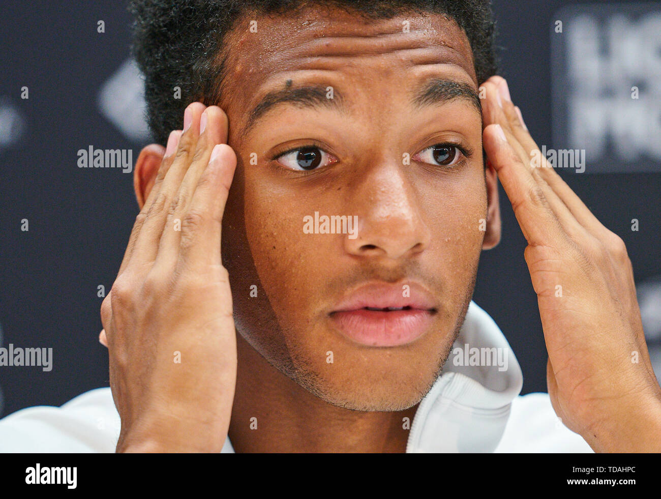 Stuttgart, Allemagne. 14 Juin, 2019. Felix AUGER-ALIASSIME (FRA) dans la conférence de presse après son match contre Dustin BROWN (GER) à l'ATP Tennis Mercedes Cup sur l'herbe à Stuttgart, le 14 juin 2019. Felix AUGER-ALIASSIME (FRA) a gagné 7-6, 6-7, 7-6 Crédit : Peter Schatz/Alamy Live News Banque D'Images