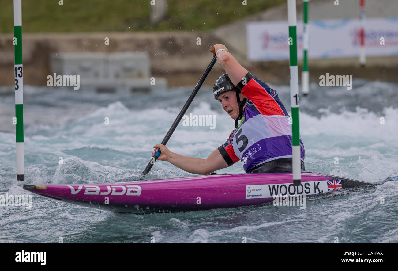 Centre d'eaux vives de Lee Valley, au Royaume-Uni. 14 Juin, 2019. Coupe du monde de slalom en canoë ; Kimberley Série Woods (GBR) qui se font concurrence sur les femmes C1 chauffe d'abord exécuter Crédit : Action Plus de Sports/Alamy Live News Banque D'Images