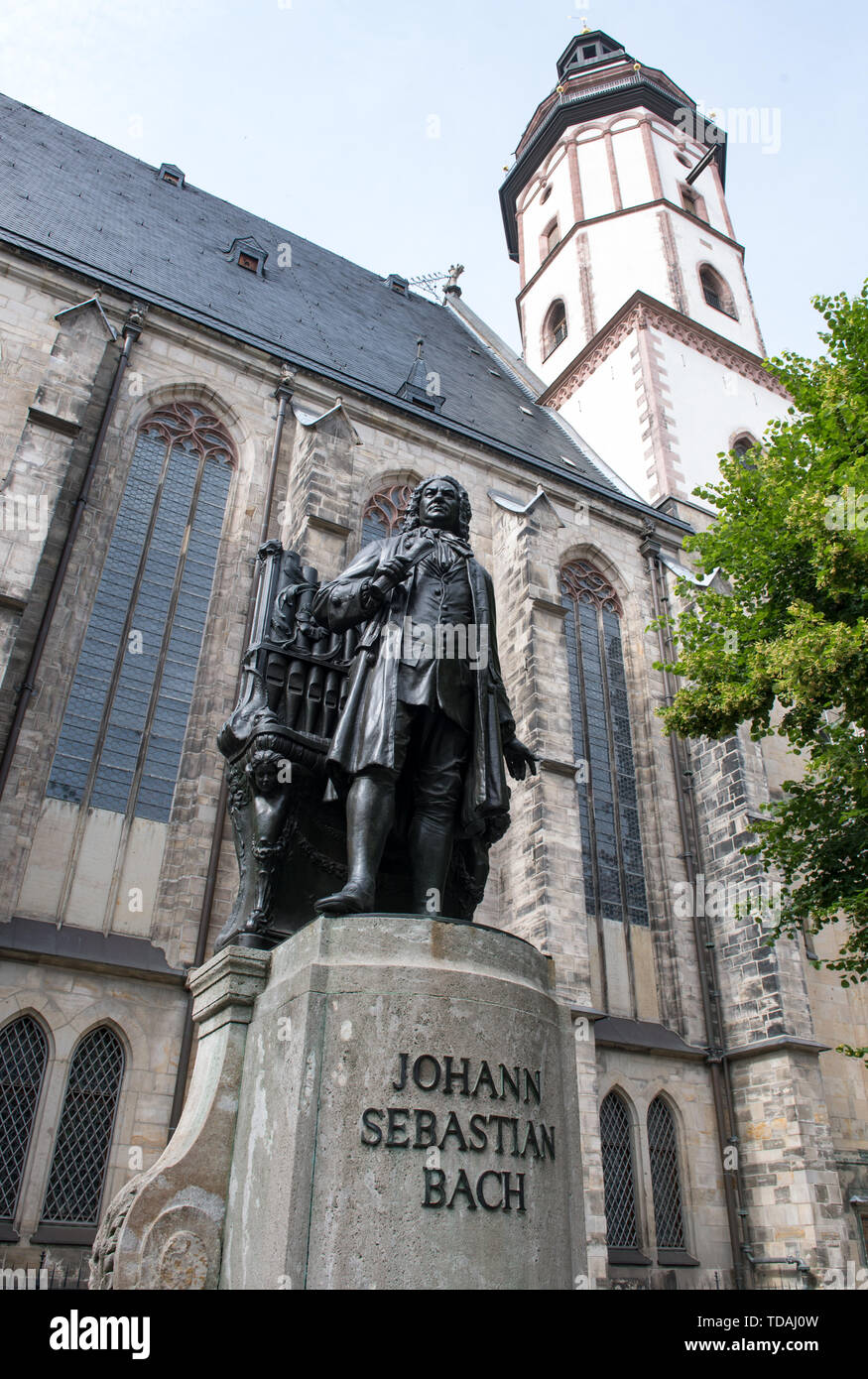 Leipzig, Allemagne. 14 Juin, 2019. Vue du monument pour les compositeurs Johann Sebastian Bach en face de la Thomaskirche à Leipzig. Dans la soirée, le Festival Bach 2019 est ouvert ici. La devise du festival pour 2019 est 'Hof-Compositeur Bach'. Avant que le compositeur est devenu Thomaskantor, il est employé à la cour depuis de nombreuses années. La musique Johann Sebastian Bach a écrit il y a l'objectif de ce festival de l'année. Par 23 juin, près de 160 événements sont au programme. Credit : Hendrik Schmidt/dpa-Zentralbild/dpa/Alamy Live News Crédit : afp photo alliance/Alamy Live News Banque D'Images