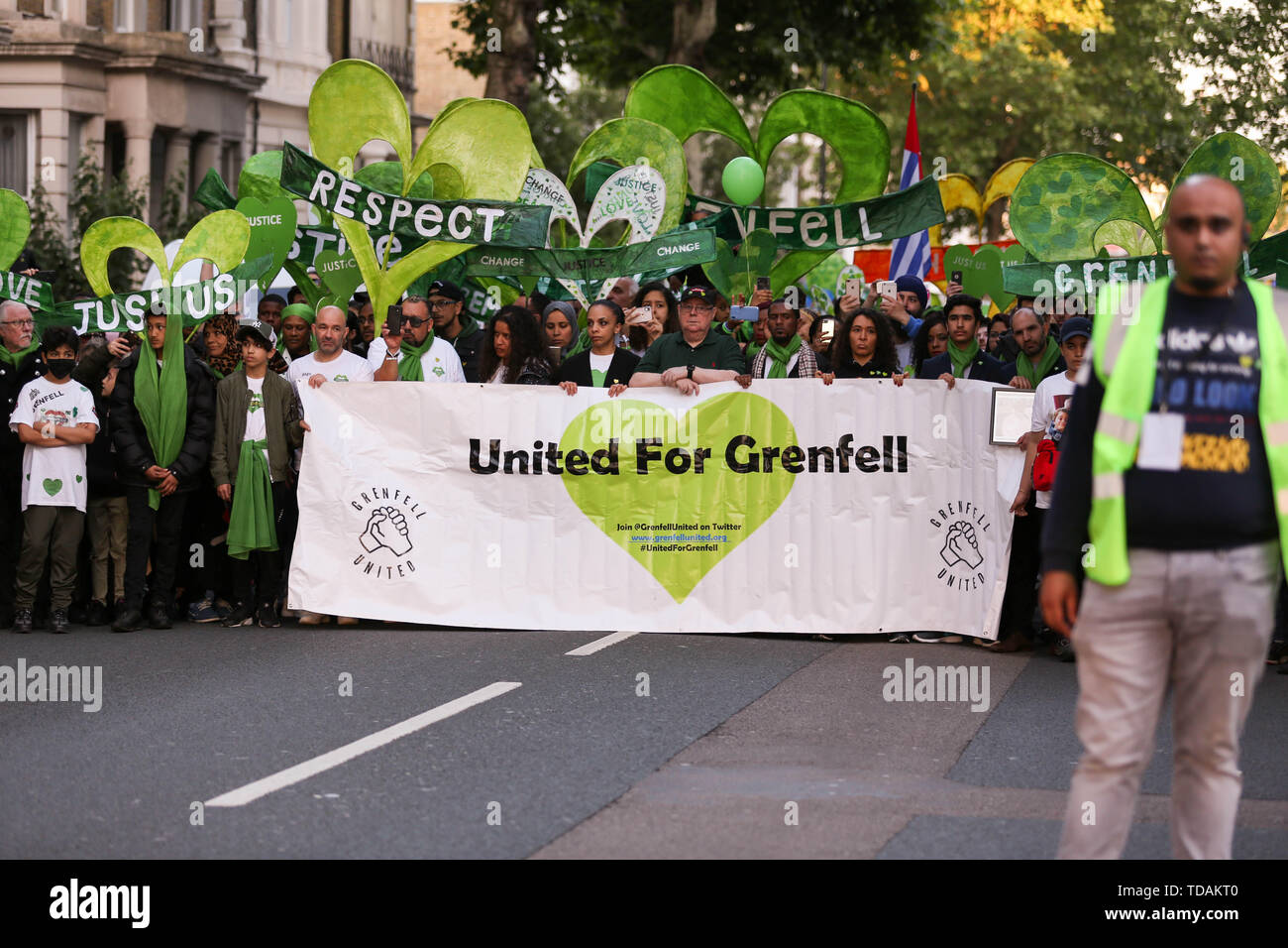 Londres, Royaume-Uni. 14 Juin, 2019. Les membres de la communauté locale, avec de Grenfell, pompiers, prendre part à la marche silencieuse pour marquer le 2ème anniversaire de la tour incendie en 2017 lorsque 72 personnes ont perdu la vie. Penelope Barritt/Alamy Live News Banque D'Images