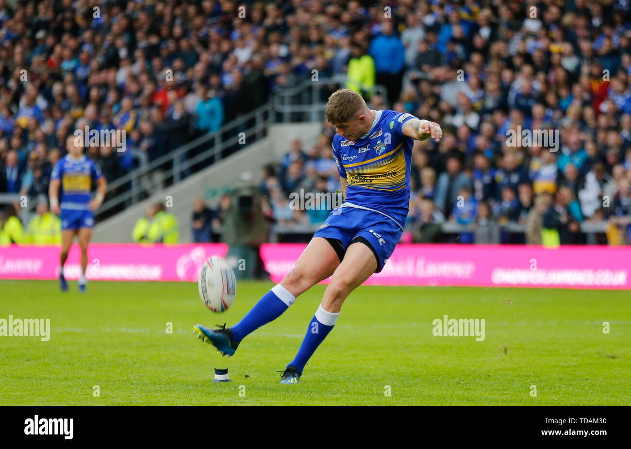 Emerald du stade Headingley, Leeds, West Yorkshire, 14 juin 2019. Liam Sutcliffe de Leeds Rhinos kicks le coup de pied de but au cours de la Super League Betfred à Emerald fixture du stade Headingley, Leeds. Credit : Touchlinepics/Alamy Live News Banque D'Images