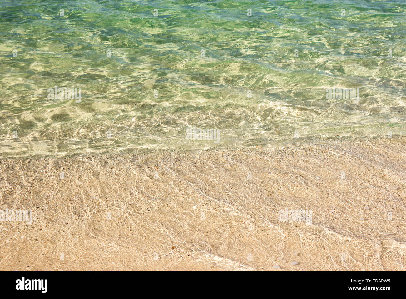 Bleu clair transparent été tropical beach water background Banque D'Images
