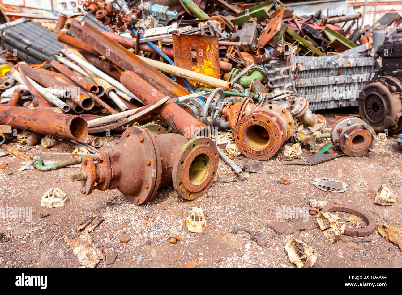 Différentes formes et tailles de coupe anciens et de l'équipement, de l'industrie de la ferraille, après cassation pour le recyclage du métal. Banque D'Images