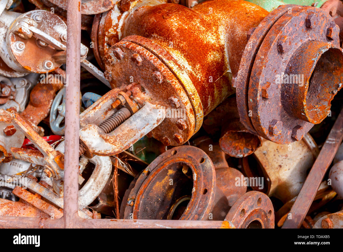 Différentes formes et tailles de coupe anciens et de l'équipement, de l'industrie de la ferraille, après cassation pour le recyclage du métal. Banque D'Images