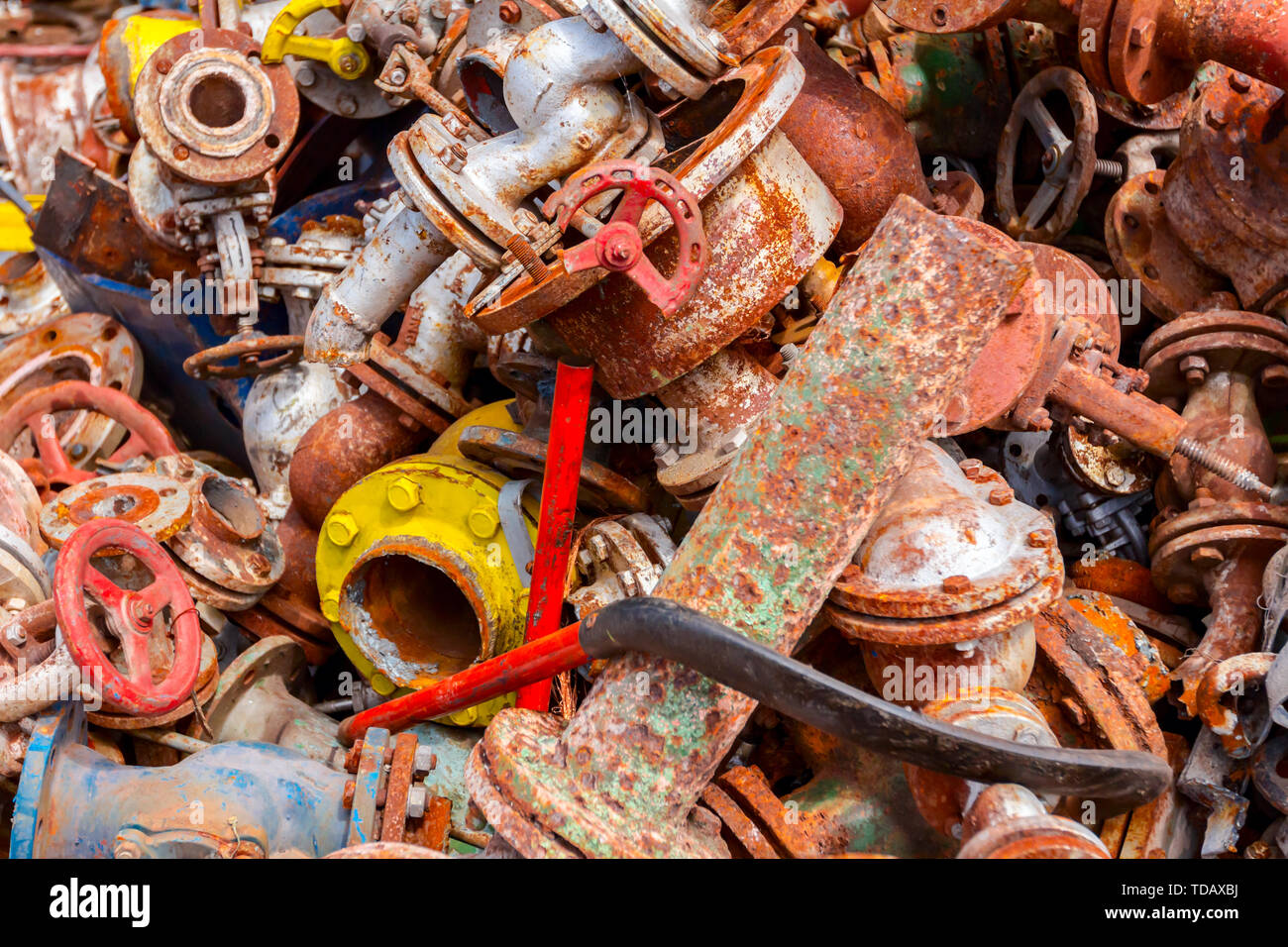 Différentes formes et tailles de coupe anciens et de l'équipement, de l'industrie de la ferraille, après cassation pour le recyclage du métal. Banque D'Images