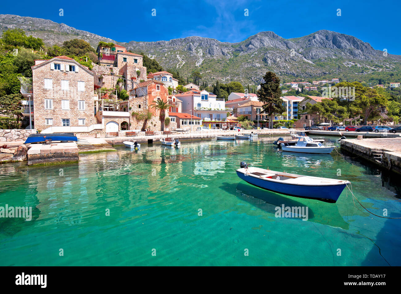 Village idyllique de Mlini Dubrovnik en vue de l'archipel, Dalmatie du sud Région de la Croatie Banque D'Images