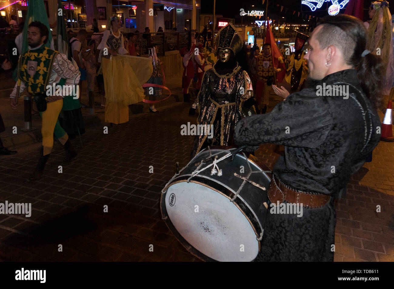 Festival annuel des cultures de l'Europe médiévale. La procession de la colonne dans le carnaval costumes historiques de la ville la nuit. Chypre, Paphos Banque D'Images