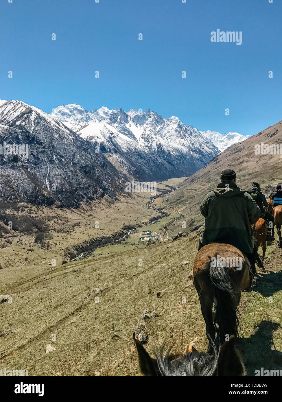 L'avis de la première personne ouvre un réexamen des cavaliers dans les montagnes Banque D'Images