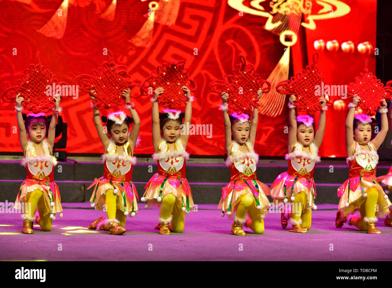 Le matin du 11 janvier 2019, dans la région de Jixi, Heilongjiang, au centre sportif de Mishan, jardin d'enfants et d'élèves du primaire qui n'ont pas encore saisi la pause d'hiver a enregistré la Children's Festival de Printemps pour accueillir le Gala du Nouvel An chinois. Le talent et le bonheur de l'enfant envoyé le meilleur bénédictions pour le Nouvel An chinois. Banque D'Images